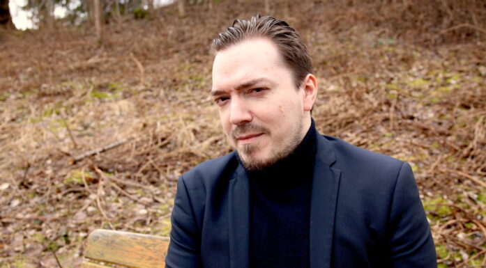 Utbrenthet. Foto viser forsker Renzo Bianchi som sitter på en benk.