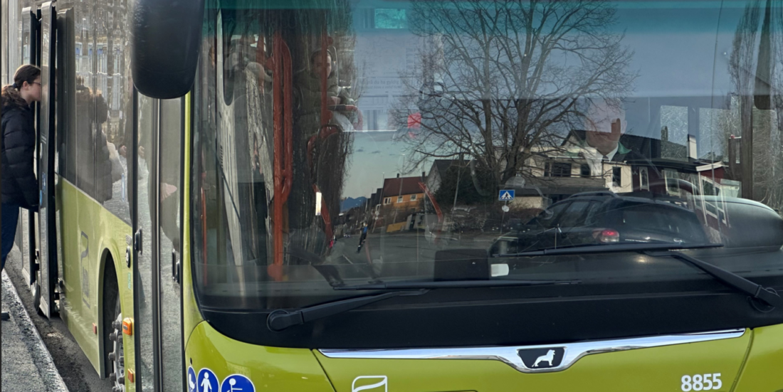Passasjer går på bussen. Bussjåfør skimtes såvidt gjennom frontruta. Foto: SINTEF