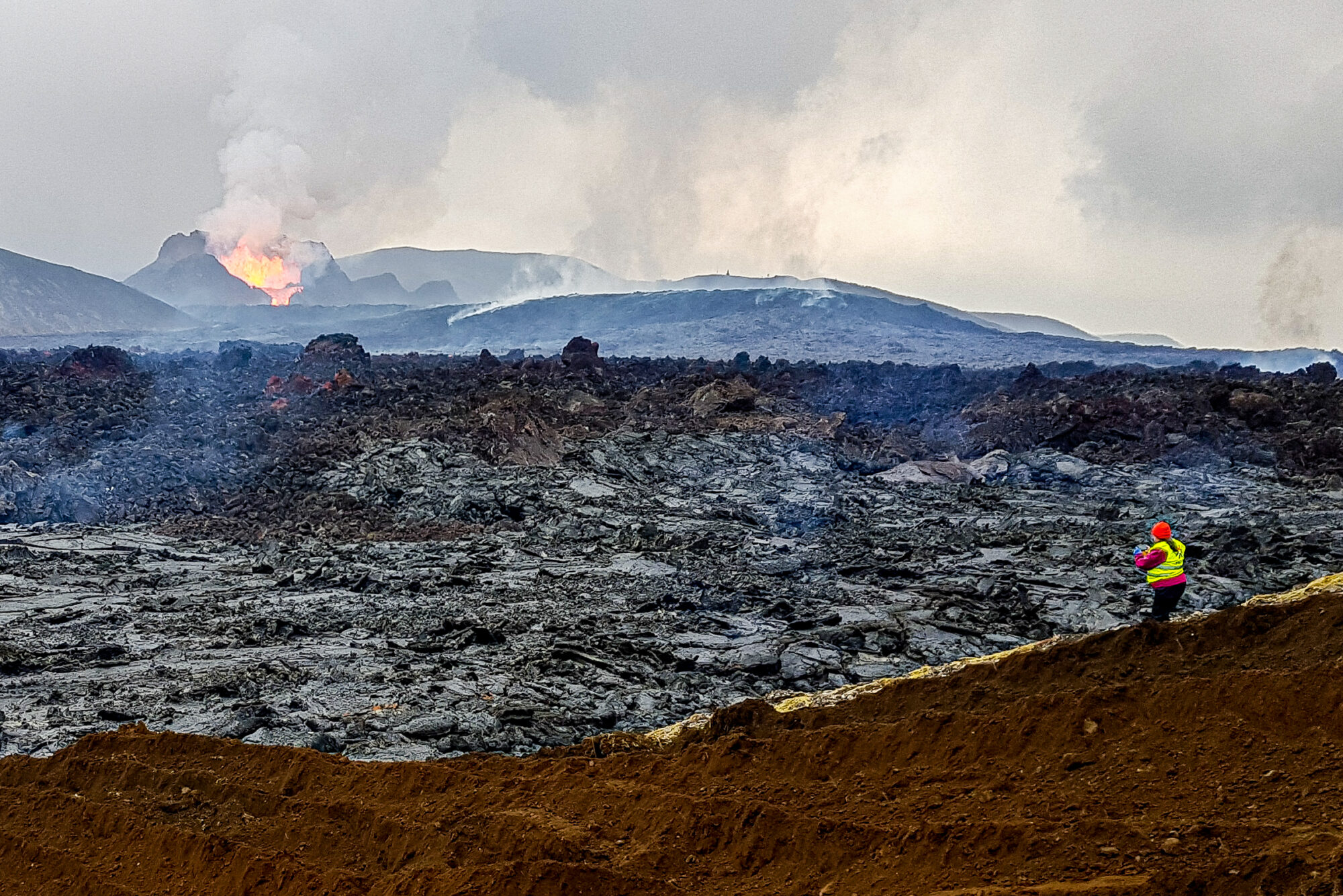 Bildet viser lava som størkner. Bildet illustrerer en artikkel om jordvoller som beskyttelse mot lava. Foto: Hörn Hrafnsdóttir.