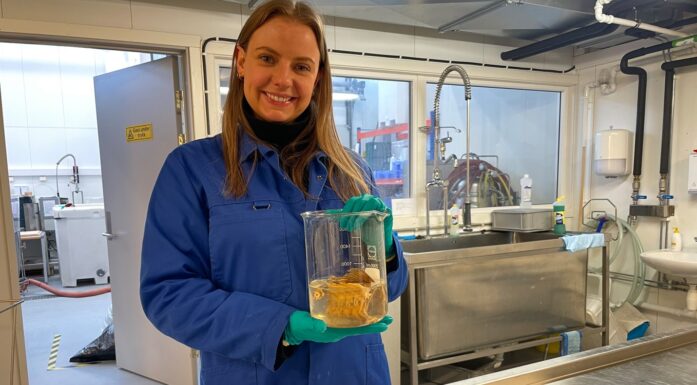 Pernille Skavang i SINTEF forsker på restråstoff fra klippfisk og tørrfisk. Her er hun i laben. Foto: lippfisken inneholder mange etterspurte råstoffer.