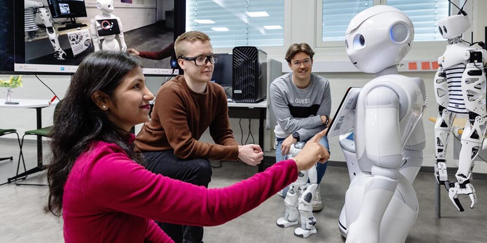 Robot: Pepper tar opp og lagrer all lyd. Det betyr at studentene kan lytte til forelesningsopptak sammen med taleutskrift. Dette kan være nyttig når eleven har lesevansker eller redusert hørsel.