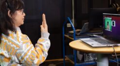 Tegnspråkbrukeren Benjawan Udommongkol viser tallet fire med munn og håndbevegelser og maskinen oversetter korrekt.