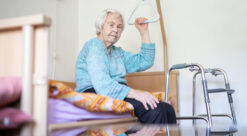 Vold mot eldre: Bildet viser en eldre kvinne som sitter på en sykeseng.