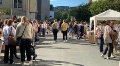Festiva. Bildet viser folk på festival i solskinnet i Trondheim.
