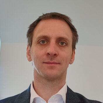 Lasere. Bildet viser førsteamanuensis Johann Riemensberger ved NTNU.