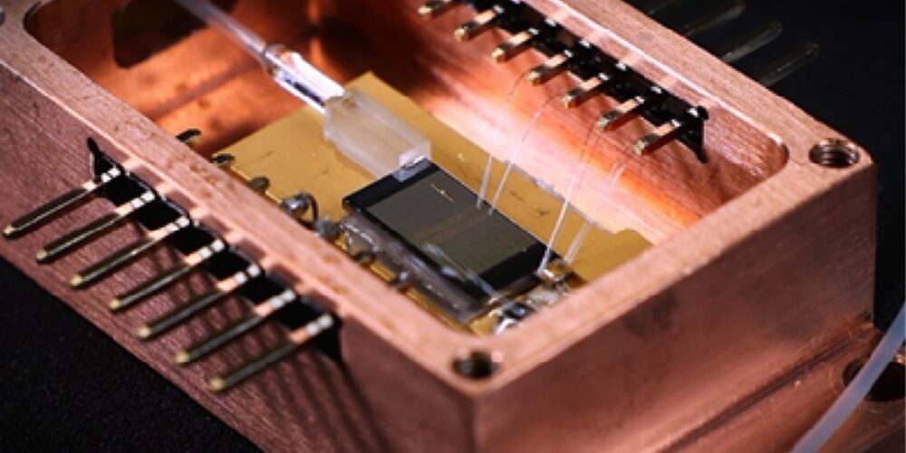 Lasere. Bildet viser en prototype av en ny laser.