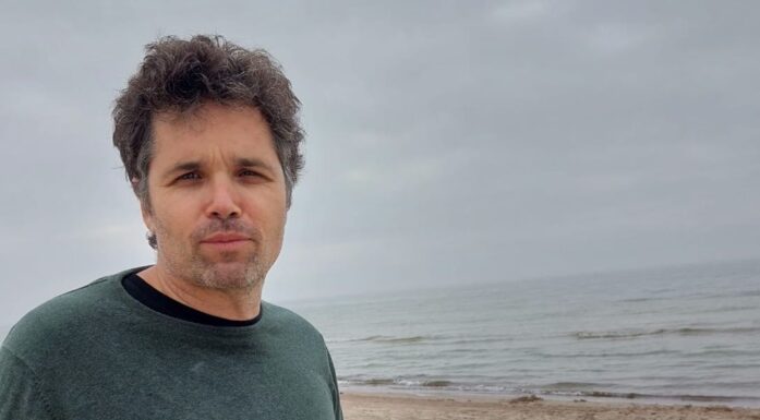 Bipolare. Bildet viser førsteamanuensis Lucas Bietti på stranden.