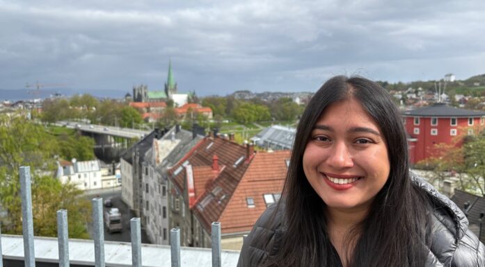Motstandskraft. Bildet viser Nayan Deepak Parlikar med Trondheim i bakgrunnen.