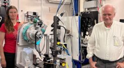 Leire. Bildet viser Barbara Pacáková og Jon Otto Fossum i laboratoriet.