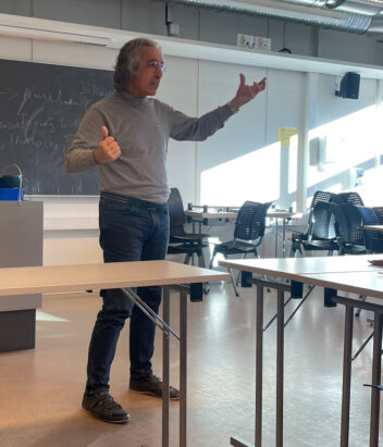 Bilde av mann i et klasserom (illustrasjon til artikkel om undervisning med ChatGPT)