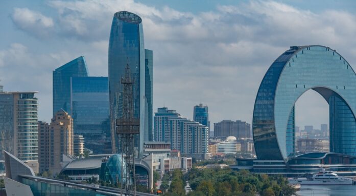 Utslipp. Bildet viser bygninger i Baku i Aserbajdsjan.