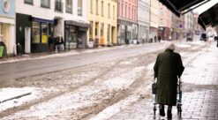 Kommuner. Bildet viser en eldre kvinne som går utendørs med gåstol.
