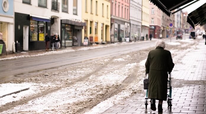 Kommuner. Bildet viser en eldre kvinne som går utendørs med gåstol.