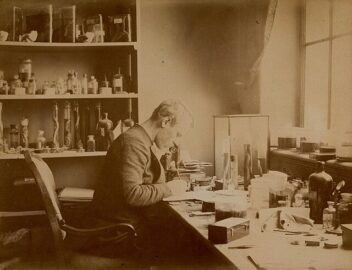 Gammelt bilde av Fridtjof Nansen i et laboratorium (bilde til artikkel om en nasjonal dugnad for Barentshavet)