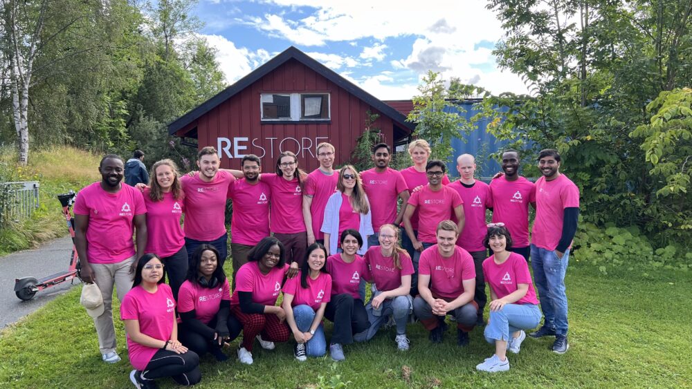 Her er gjengen i ReStore 2024. Chibuikem Nwagwu står i bakerste rekke, nest ytterst på høyre side. Foto: Privat