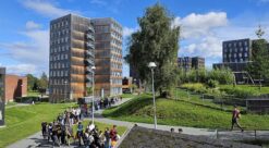 Gjenbruk av møbler: Kø på Moholt studentby da det var gratis møbler å få.