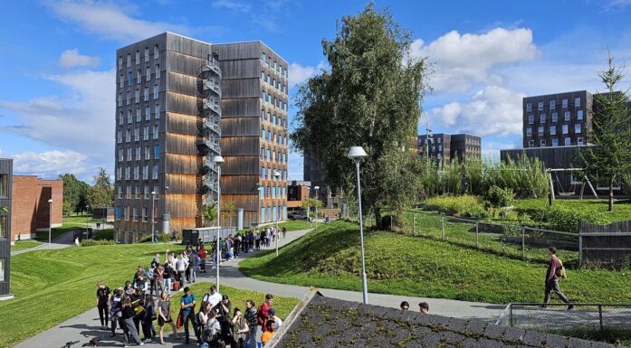 Gjenbruk av møbler: Kø på Moholt studentby da det var gratis møbler å få.