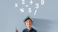 Matematikkundervisning. Bildet viser en gutt foran en tavle.
