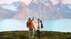 Mestringstro. Bildet viser et par på en norsk fjelltopp.