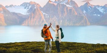 Mestringstro. Bildet viser et par på en norsk fjelltopp.