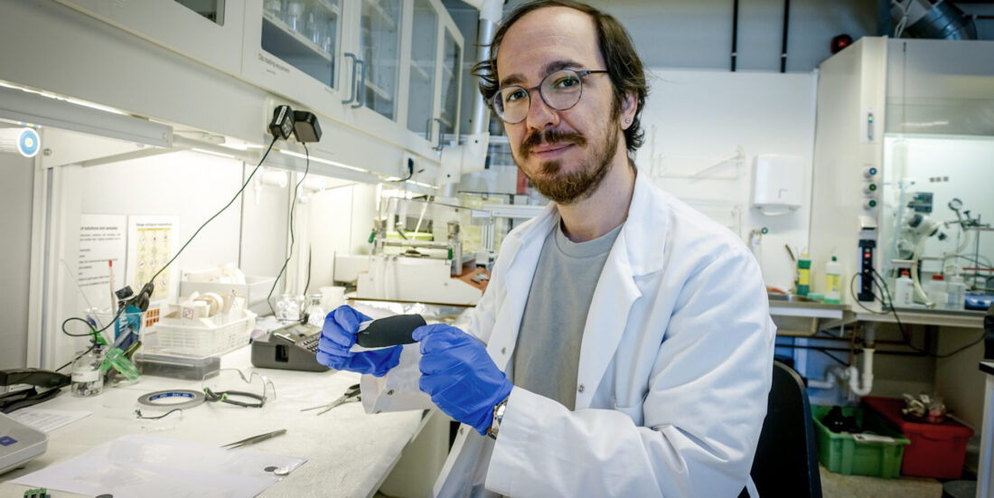 Mann i hvit frakk i lab. Bilde til sak om batterier