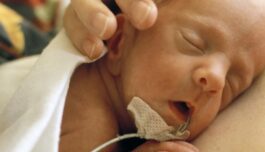 Også premature bør få tidlig hudkontakt med mor
