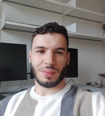 Ryggplager. Bildet viser Rayane Haddadj.