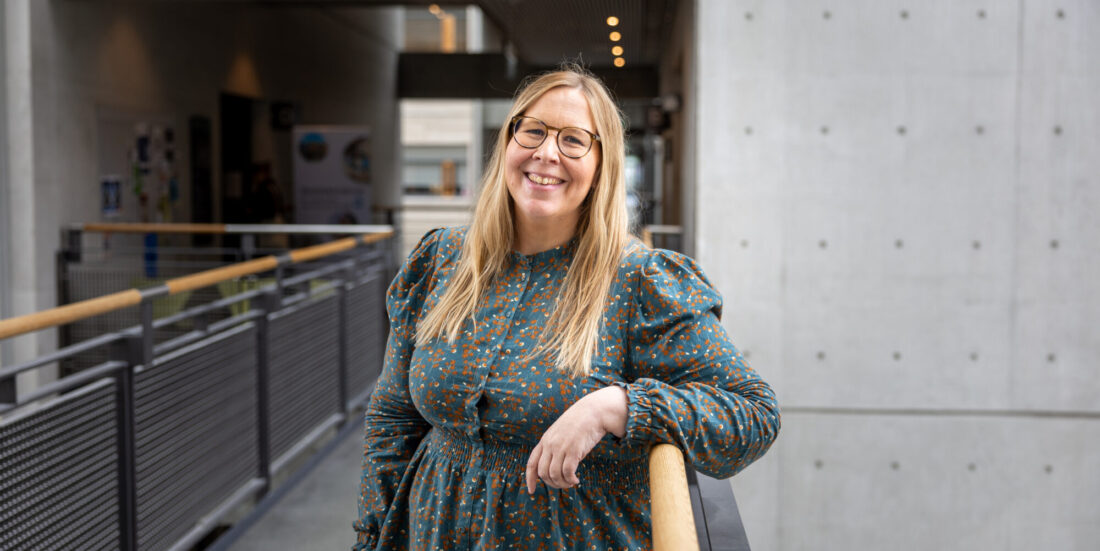 Lipødem. Fotoet viser Sunniva Kwapeng som lener seg på et rekkverk.