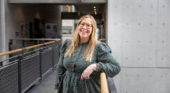 Lipødem. Fotoet viser Sunniva Kwapeng som lener seg på et rekkverk.