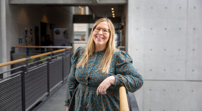 Lipødem. Fotoet viser Sunniva Kwapeng som lener seg på et rekkverk.
