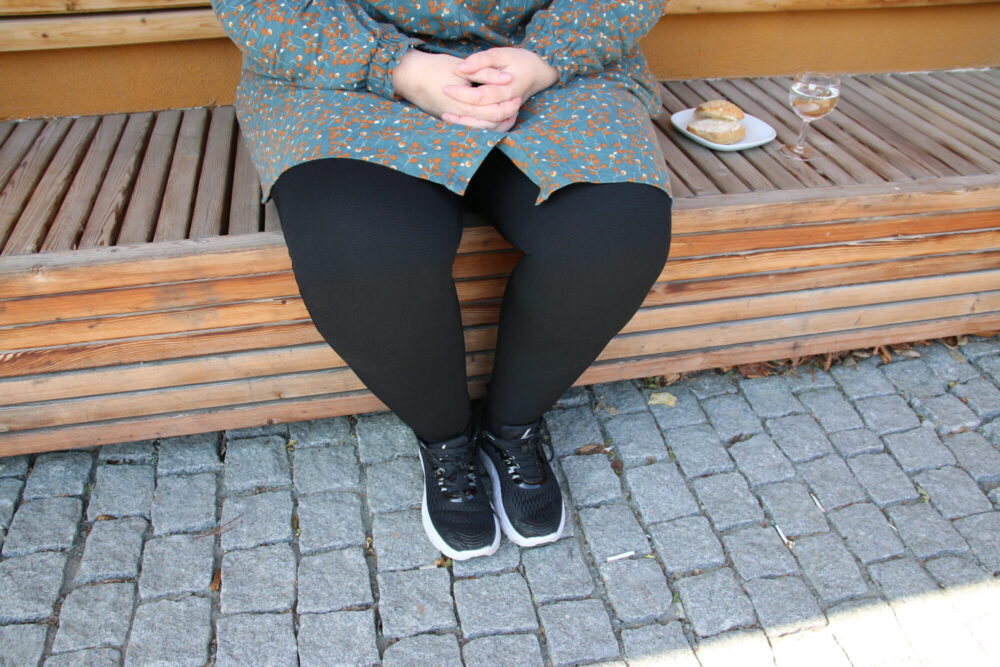 Lipødem. Foto viser kvinne på benk med lunsjen ved siden av seg.
