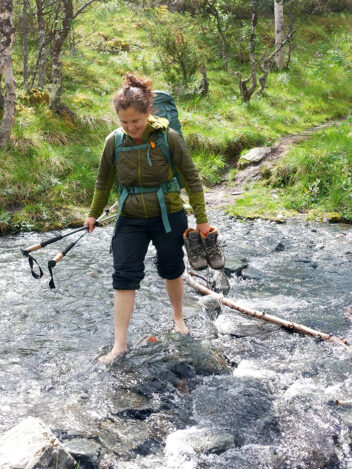 Bilde av en kvinne som vasser i eb bekk (illustrasjon til artikkel om nye teknologier)