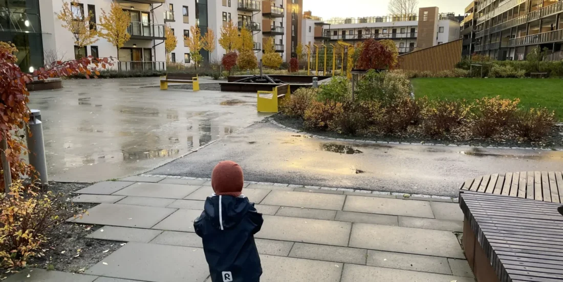 Et barn leker utenfor et nytt og urbant boligfelt
