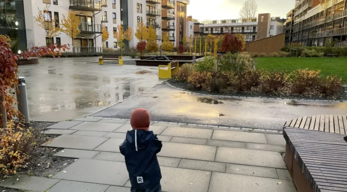 Et barn leker utenfor et nytt og urbant boligfelt