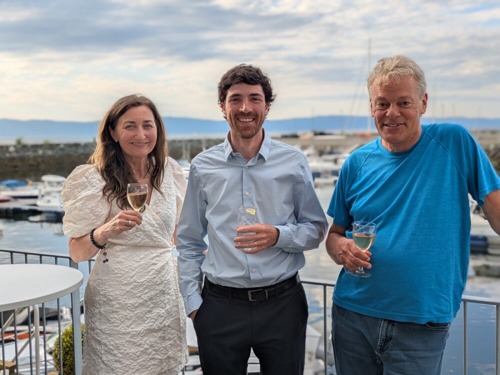 Minner. Bildet viser May-Britt Moser, Ben Kanter og Edvard Moser utendørs.