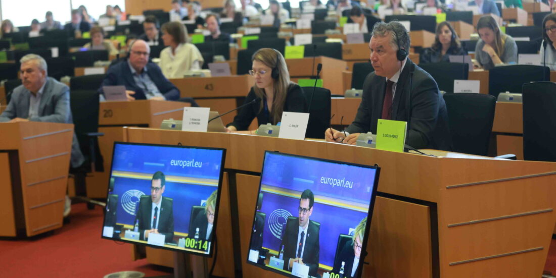 CO2-håndtering. Bilde fra møtesal i Brussel. To videoskjermer vises i forgrunnen.