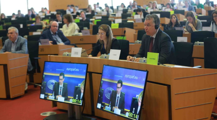 CO2-håndtering. Bilde fra møtesal i Brussel. To videoskjermer vises i forgrunnen.