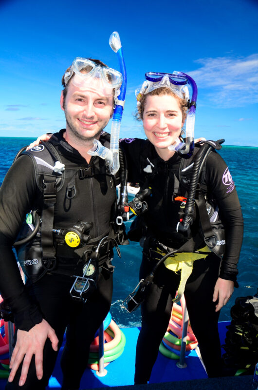 Ideen som ble født på jorda-rundtreise: Her er Carteisan-gründer Alexis Sevault og kona Maria Justo Alonso på dykketur nær Cairns, Australia, i 2016.