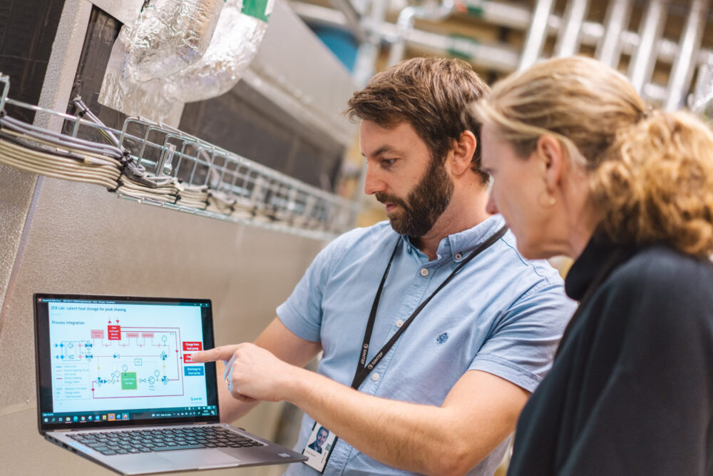 Grunder Alexis Sevault og SINTEF-forsker Fride Vullum-Bruer ved det aller første biobatteriet som står i nullutslippshuset ZEB-lab. 