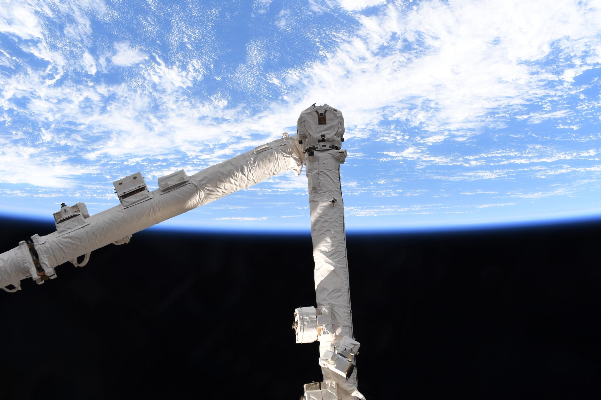 bildet viser en robotarm på den internasjonale romstasjonen. Illustrasjon til artikkel om satellitter, romfart og romsøppel.