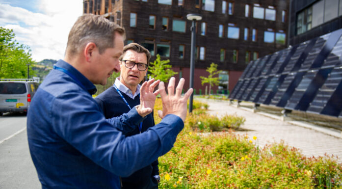 Innovasjonsgeneratoren: To av investeringssjefene i SINTEF TTO står utenfor ZEB-lab i Trondheim.