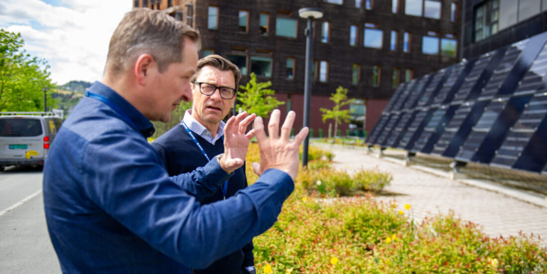 Innovasjonsgeneratoren: To av investeringssjefene i SINTEF TTO står utenfor ZEB-lab i Trondheim.