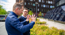 Innovasjonsgeneratoren: To av investeringssjefene i SINTEF TTO står utenfor ZEB-lab i Trondheim.