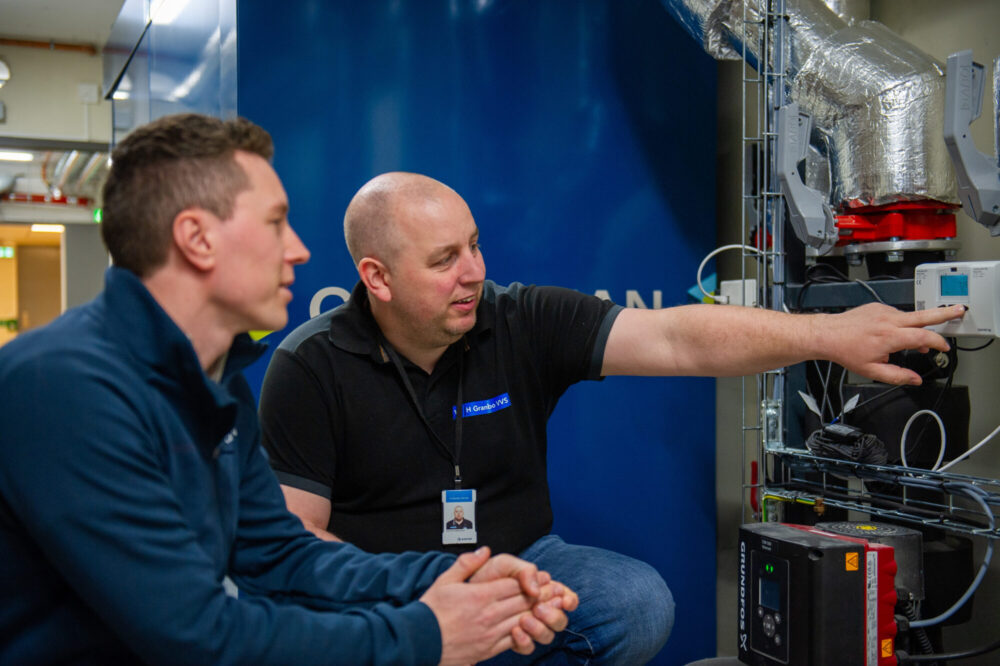 Kay Arne Bølestrand (t. h.), rørleggermester i Granbo VVS og medgründer Håkon Selvnes ved det nyeste varmebatteriet til Cartesian