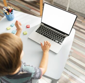 Læringspotensial. Bildet viser et barn med en laptop.