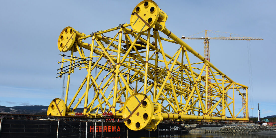 Bilde av en såkalt jacket: en gitterlignende konstruksjon med tre eller fire ben som er forankret til havbunnen. Denne ble laget til Johan Sverdrup-feltet. Jacketer til vindturbiner er mindre og kan produseres industrielt. Foto: Aker Solutions