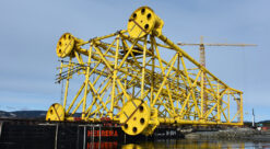 Bilde av en såkalt jacket: en gitterlignende konstruksjon med tre eller fire ben som er forankret til havbunnen. Denne ble laget til Johan Sverdrup-feltet. Jacketer til vindturbiner er mindre og kan produseres industrielt. Foto: Aker Solutions