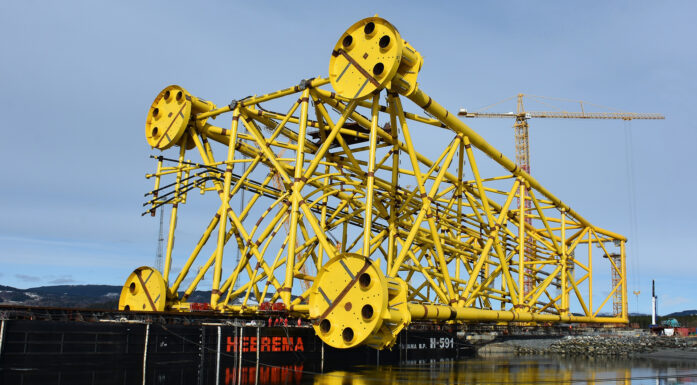 Bilde av en såkalt jacket: en gitterlignende konstruksjon med tre eller fire ben som er forankret til havbunnen. Denne ble laget til Johan Sverdrup-feltet. Jacketer til vindturbiner er mindre og kan produseres industrielt. Foto: Aker Solutions