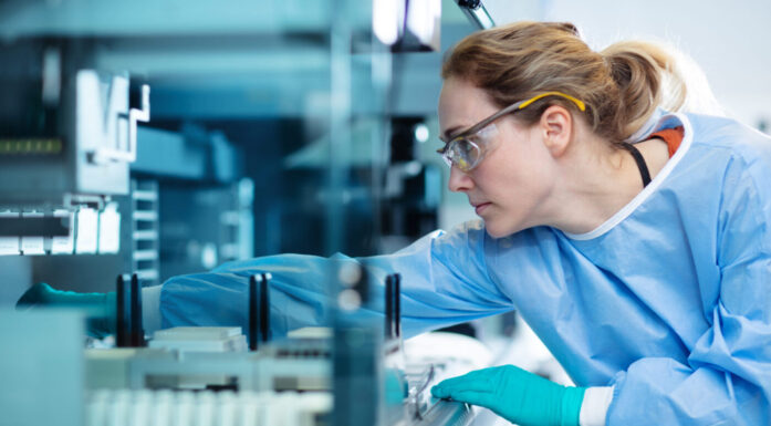 Jakter på ny kreftmedisin: Forsker i SINTEF, Hanne Haslene-Hox setter prøver inn i roboten