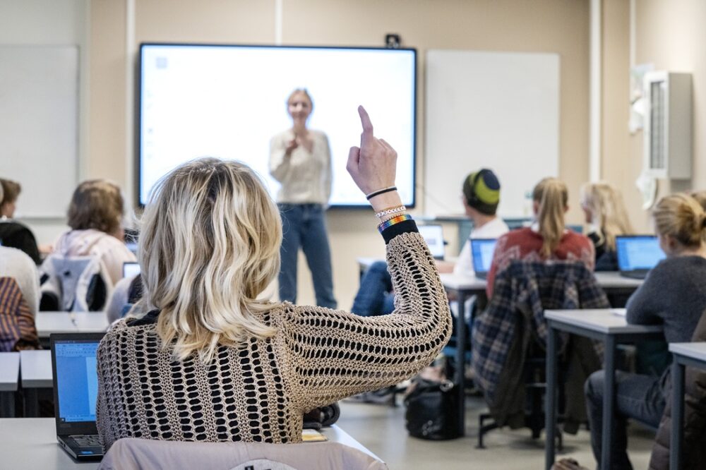 Bildet viser en lærer i et klasserom.